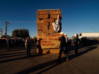 Estiman pérdidas de 100 millones de pesos diarios por bloqueo en garita Mexicali-Calexico