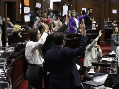 En medio de protestas de periodistas, Congreso de Michoacán aprueba tipificar la apología del delito