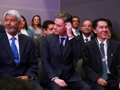 Dos bofetadas de seda a Aurelio Nuño