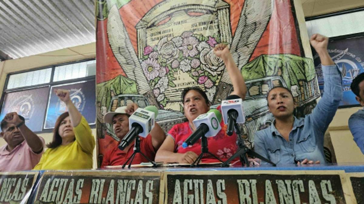 Representantes de la Organización Campesina de la Sierra del Sur (OCSS), colectivos de desaparecidos, activistas, maestros y estudiantes en conferencia de prensa