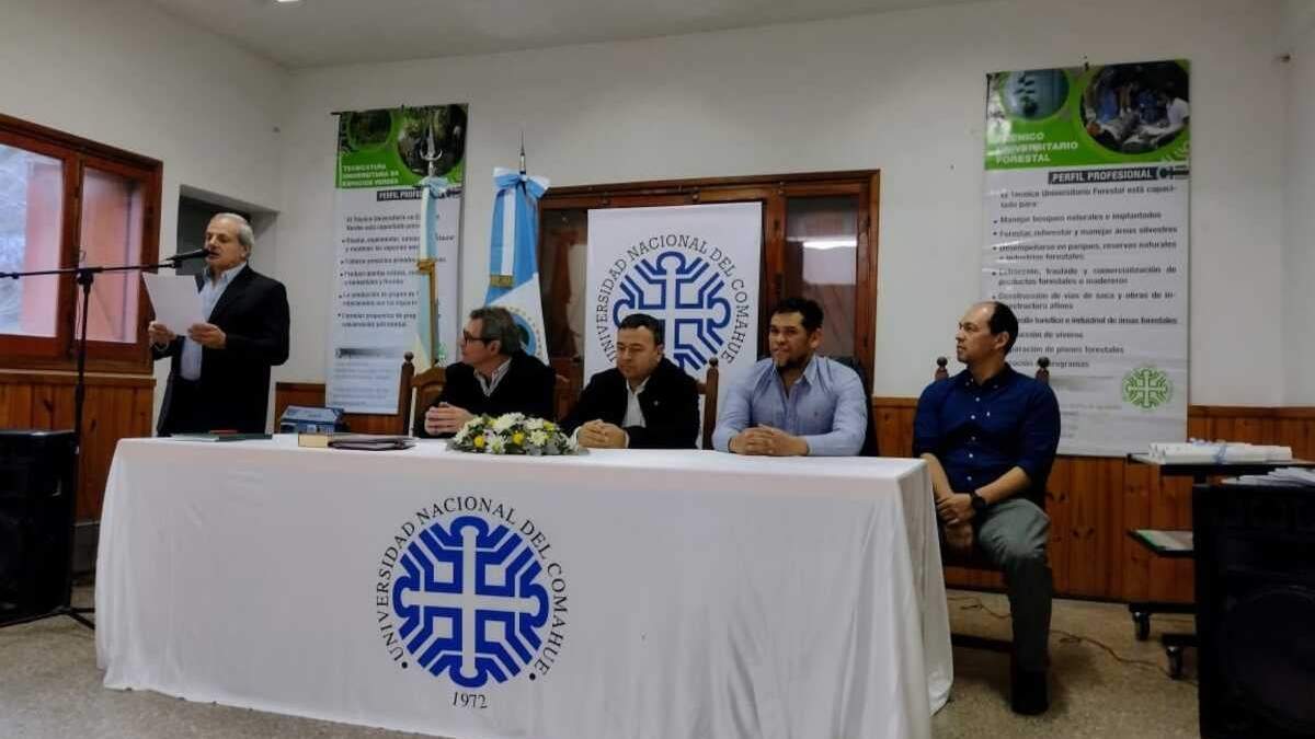 La ceremonia contó con la presencia del vicerrector Paul Osovnikar. Fuente: (UNCOMA)