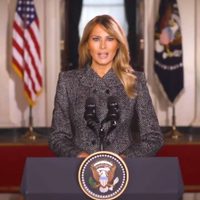 Melania Trump se despide con un mensaje de reconciliación y pide a EU que sea "una familia nacional"