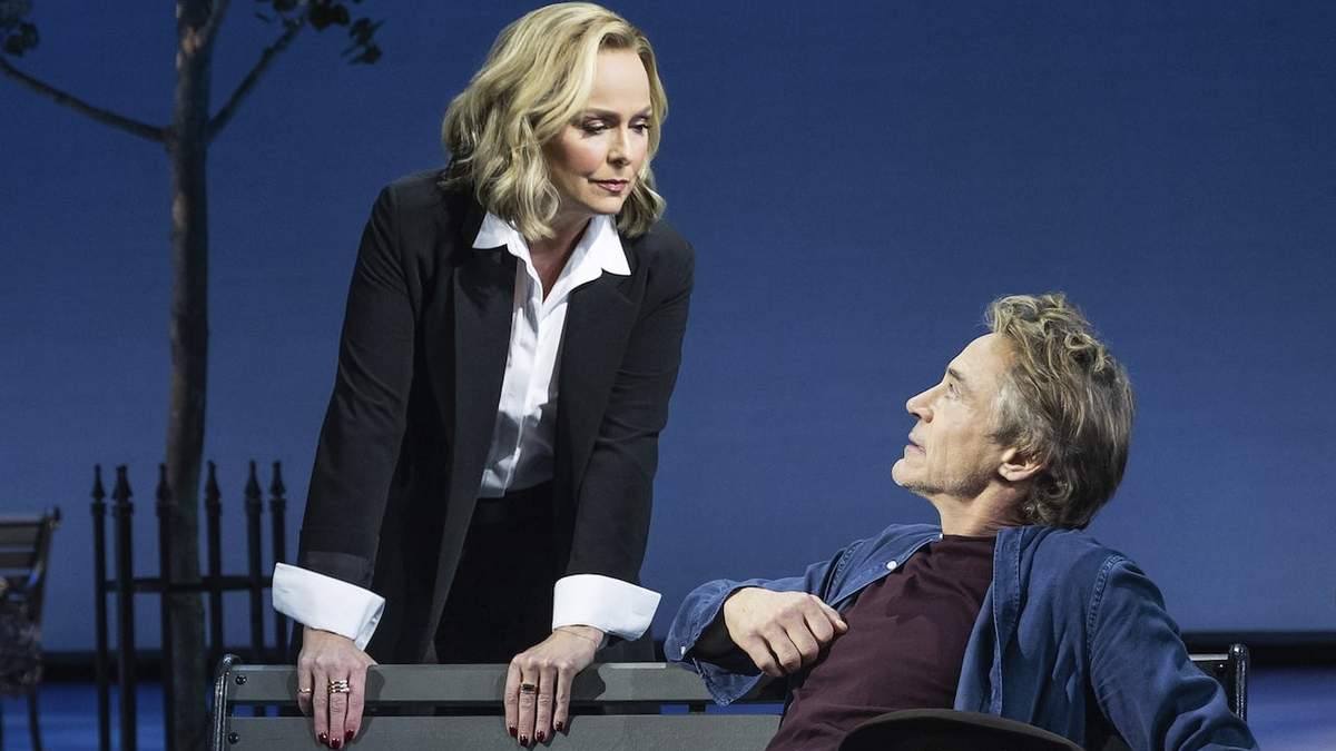 Melora Hardin y Robert Downey Jr. aparecen durante una representación de la obra de teatro "McNeal", en Nueva York