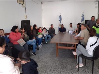Padres de la escuela N° 124 de Centenario reclamaron por la falta de transporte