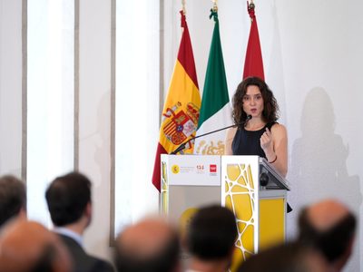 Ayuso arremete en México contra programas sociales: “tienen que ser para el que no puede”