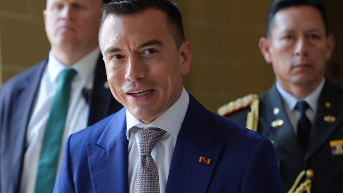 El presidente ecuatoriano Daniel Noboa habla con la prensa tras asistir a una reunión de la Organización de los Estados Americanos, el jueves 14 de mayo de 2026, en Washington