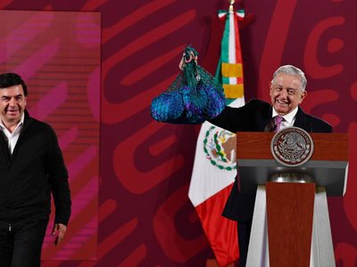 Tabasqueños regalan a AMLO una hamaca que aprendieron a tejer en dos años de prisión injusta