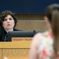 Profesora que ayudó a alumna a abortar recobra su licencia