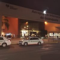 Comando irrumpe en pista del aeropuerto de Guanajuato y roba 20 mdp de camión de valores