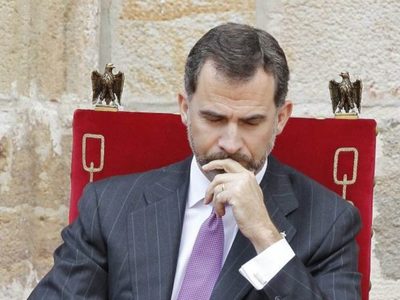Se tropezó anoche, quedó cara a cara y respondió a los gritos: el colmo del rey Felipe