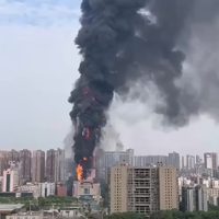 Un impresionante incendio se traga un rascacielos en China: no habría víctimas fatales