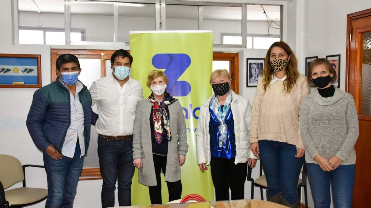 Carlos Koopmann junto a integrantes de la Asociación Pro Ayuda. Fuente: (Twitter)