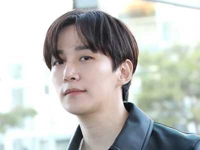 Apareció en muletas: la lesión de Lee Junho que preocupa a sus fans