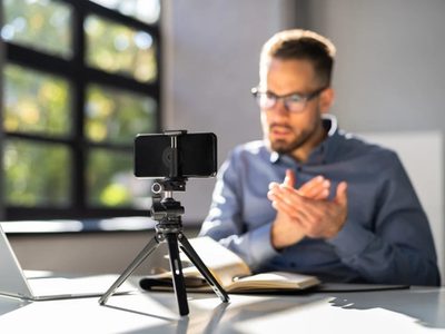 Con cartón y un vaso que ibas a tirar, aprovechá al máximo tu celular con esta fantástica idea