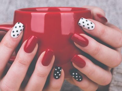 Si buscás una manicura impactante, el borgoña es la respuesta: diseños de Nail Art para llevar el tono más chic del año