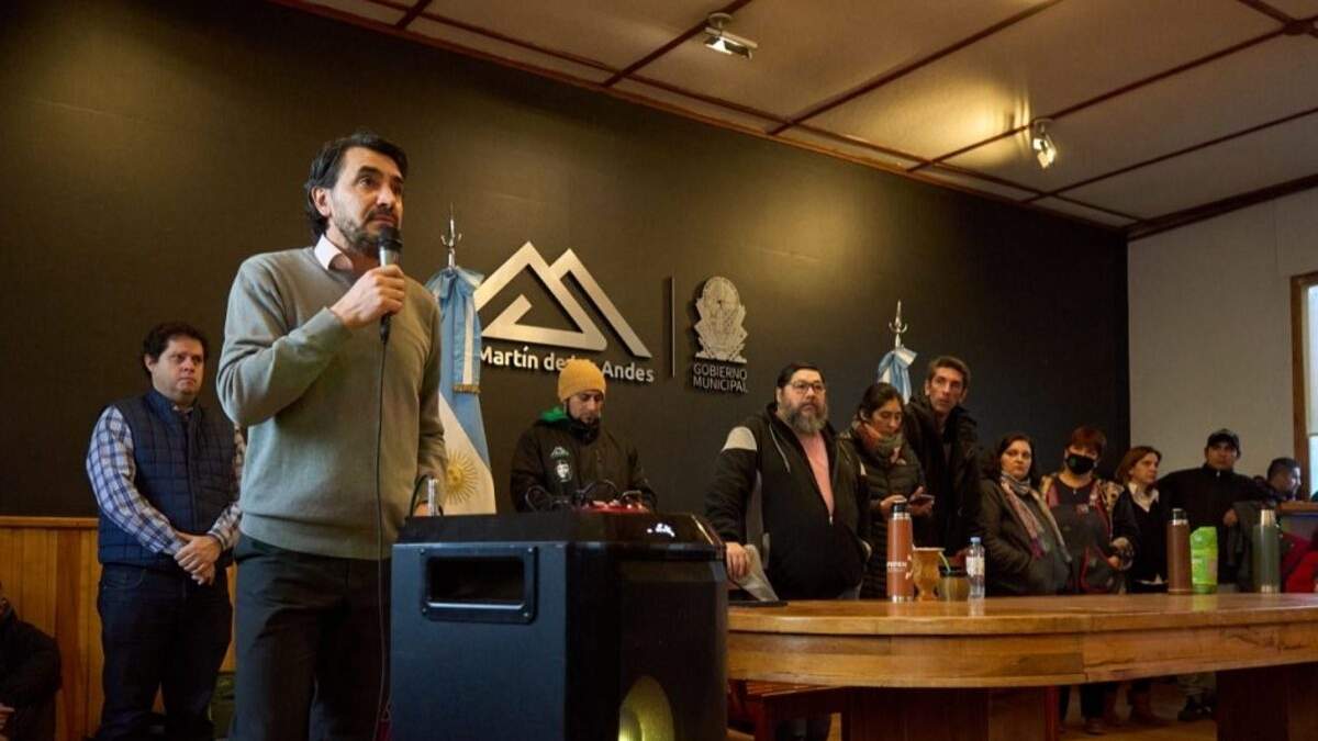 El intendente de San Martín de los Andes, Carlos Saloniti, en una asamblea en la municipalidad. Fuente: (Facebook).