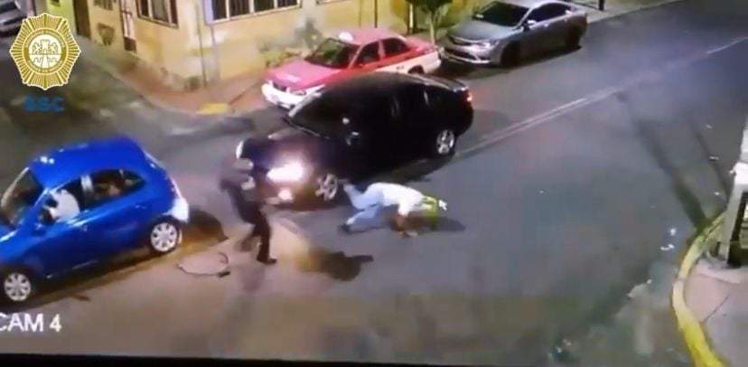 Momento en que el policía frustra asalto