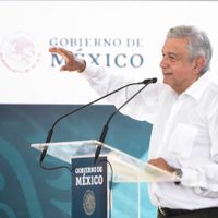 "Si me voy bajando no llego", dice AMLO a ciudadanos sinaloenses