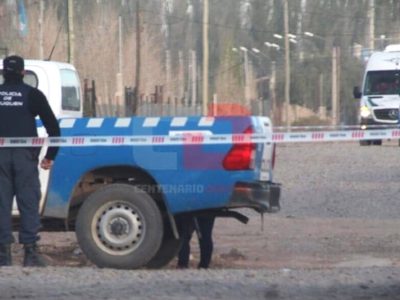 Un joven motorizado fue asesinado en Centenario: le habrían disparado desde una vivienda