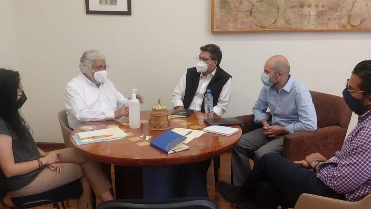 Armando Ríos Piter se reunió con representantes del sindicato de la UDLAP