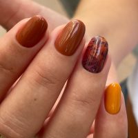 Nail Art: diseños de uñas en color mostaza, el tono que es furor este Otoño Invierno
