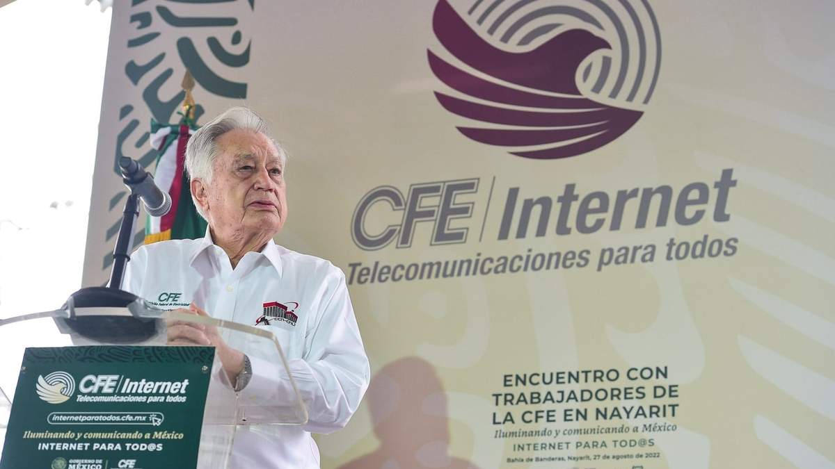 El director de la CFE, Manuel Bartlett