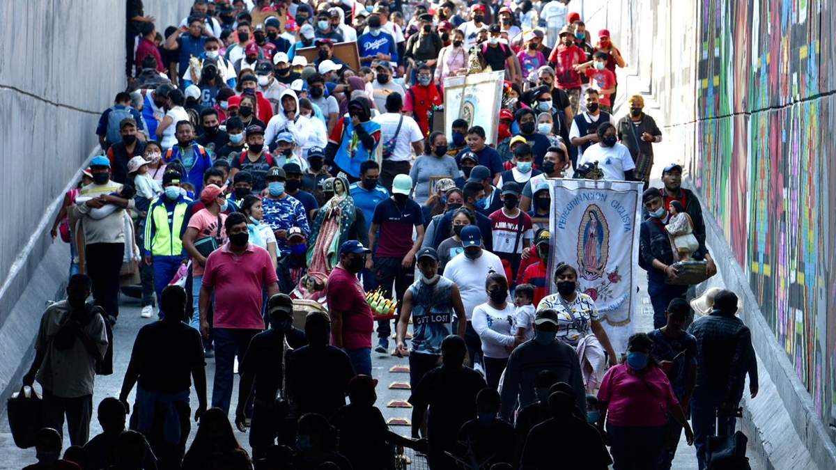 Peregrinos rumbo a la Basílica de Guadalupe