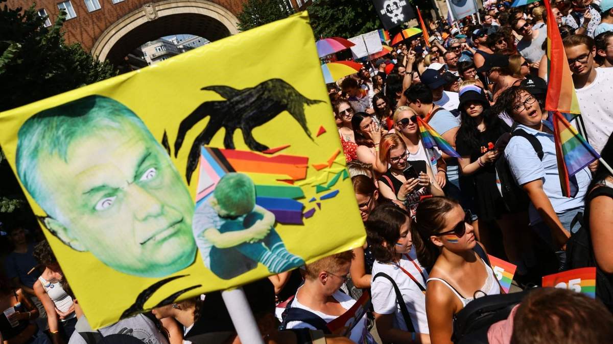 Cartel contra el primer ministro húngaro, Viktor Orbán, en la marcha del orgullo LGBT de Budapest. Fuente: (Twitter)