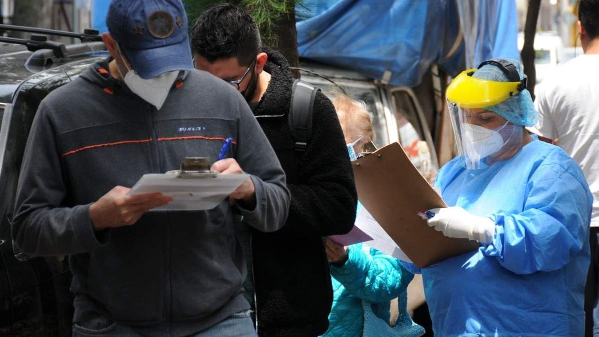 Personas acuden a hacerse la prueba de covid-19