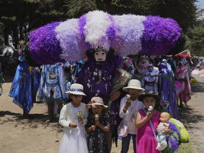 Este pueblo de México celebra la Pascua entre fuego y enormes sombreros