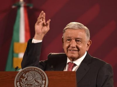 AMLO anuncia conferencias diarias de la SEP para explicar los contenidos de los libros de texto