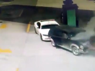Camioneta se incendia en gasolinera, llega patrulla de la GN y la arrastra hacia afuera