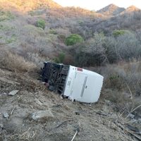 Vuelca autobús con equipo infantil en la autopista Guadalajara-Tepic;