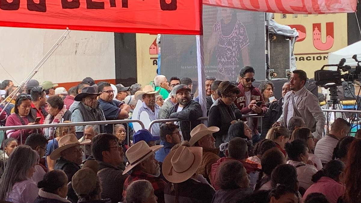 En el acto de Claudia Sheinbaum en Zacapu, Michoacán. Haciendo de todo, menos ver el documental