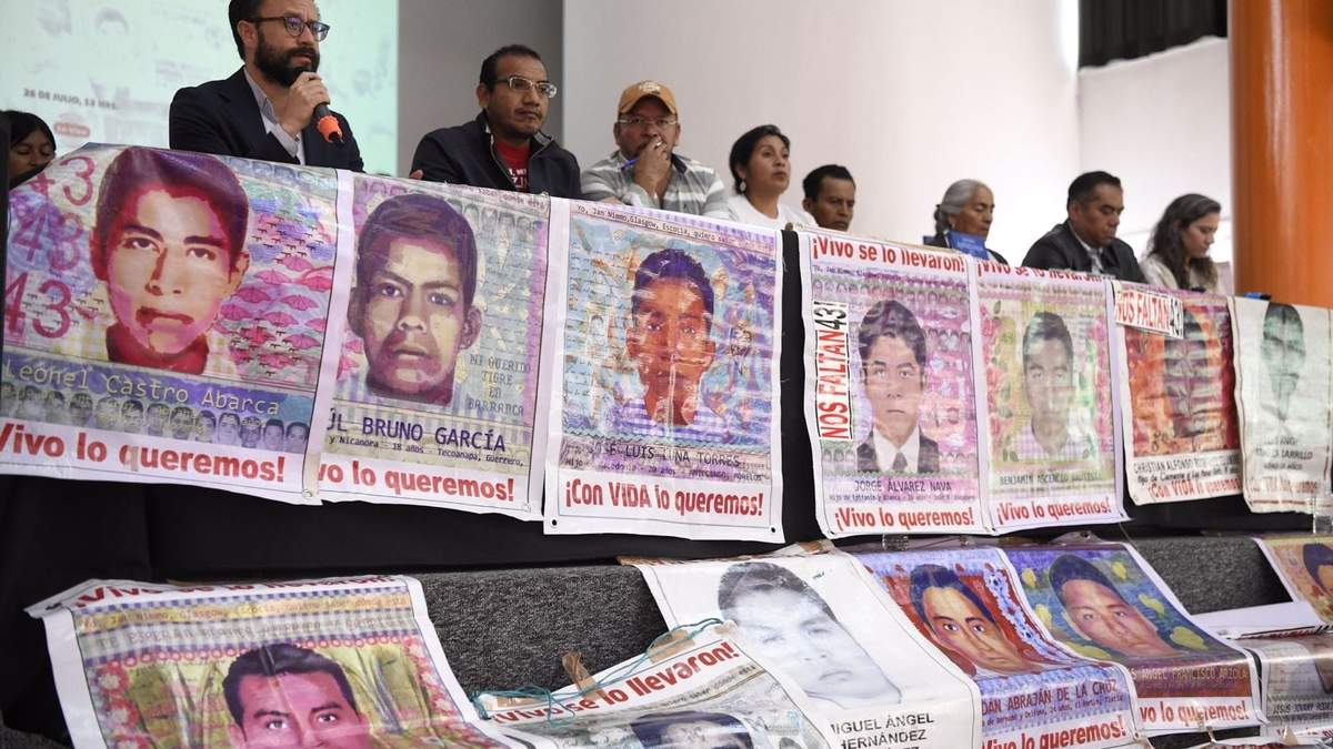 Conferencia de padres y madres de los 43 Normalistas de Ayotzinapa desaparecidos en Iguala