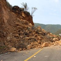 Hallan entre escombros cuerpos de 3 zapotecos tras sismo en Oaxaca; suman 10 muertos