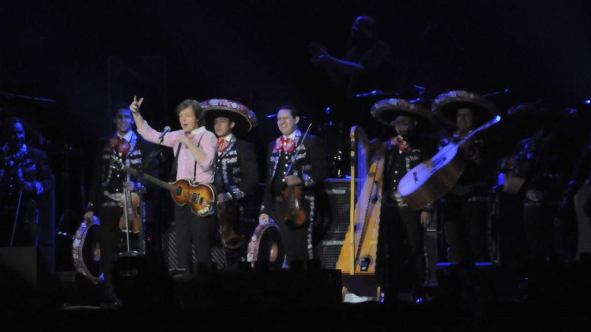 Paul McCartney acompañado por mariachi en su concierto de 2012