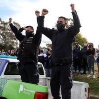 Policía desesperado al borde de cometer una locura en plena protesta de la Bonaerense