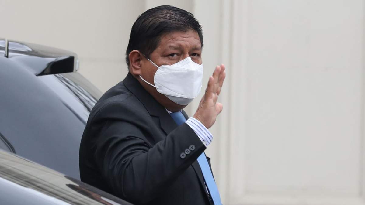 El ministro de Defensa de Perú, Walter Ayala. Fuente: (Twitter)