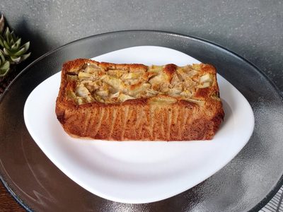 Con 1 solo huevo y sin manteca ni leche, hacé este budín matero de peras súper económico y delicioso