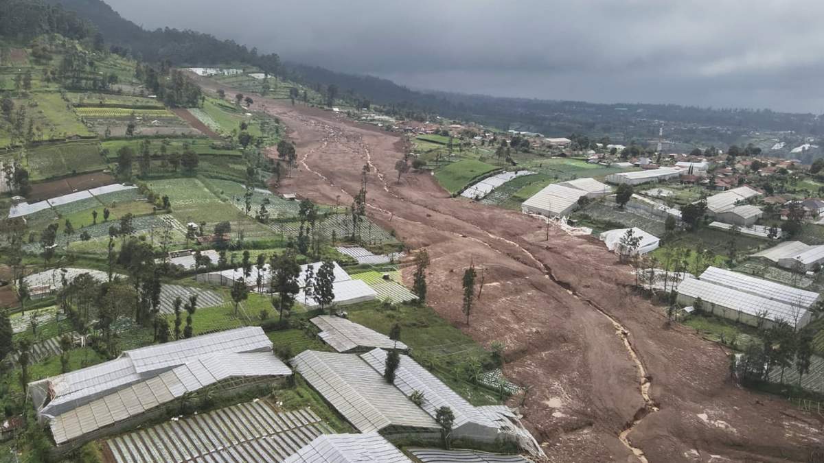 Vista aérea de dron de una zona afectada por deslaves, en la aldea de Pasir Langu, en el distrito de Bandung Occidental, en Java Occidental, Indonesia