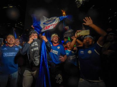 Aficionados de Cruz Azul se reúnen en el Ángel de la Independencia para celebrar la décima (Video)