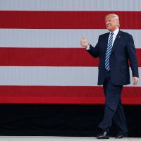 Van 8 mujeres que denuncian 'asalto sexual” de Trump; el candidato dice que es 'un complot”