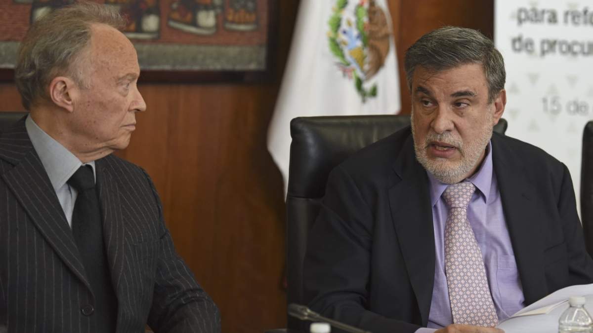El entonces titular de la FGR Alejandro Gertz Manero y Julio Sherer Ibarra, Consejero Jurídico de la Presidencia durante la Presentación de iniciativas para reformar el Sistema de Procuración de Justicia ante senadores en 2020.