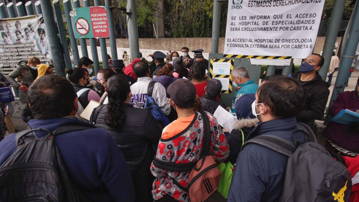 Derechohabientes en una clínica del IMSS