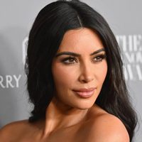 Kim Kardashian se echa en el piso con un bikini tan ajustado... ¡Salió todo!
