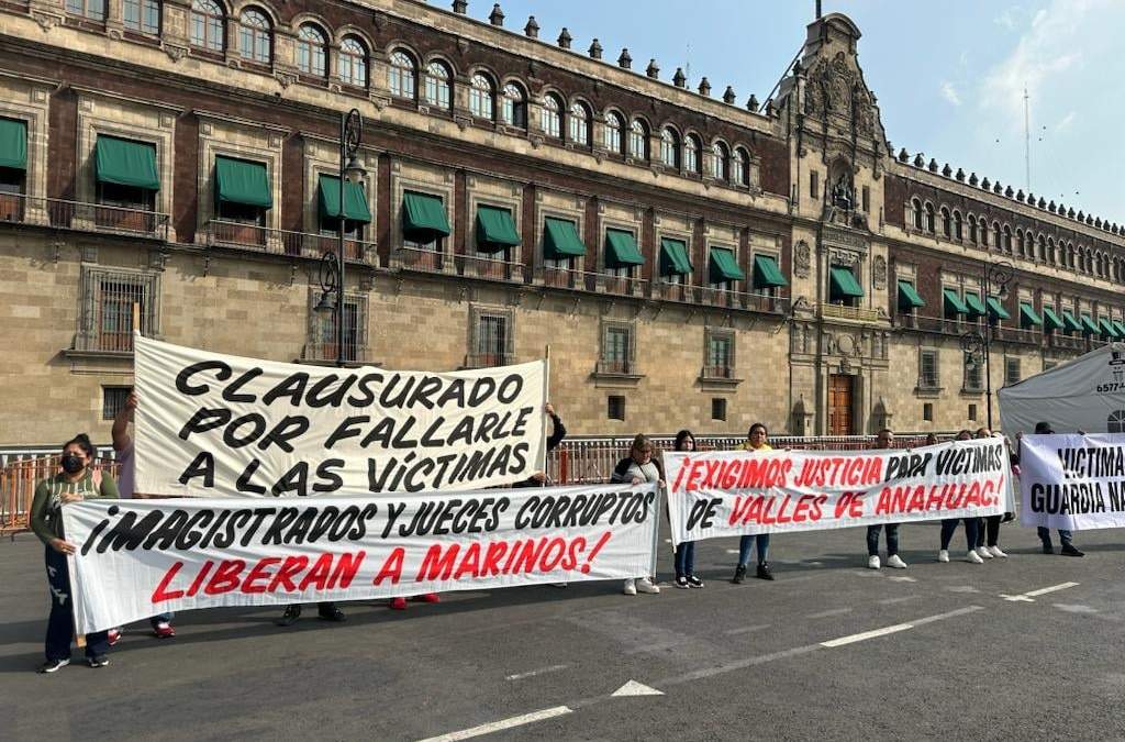 Familiares de víctimas de desaparición atribuida a las Fuerzas Armadas se manifiestan frente a Palacio Nacional