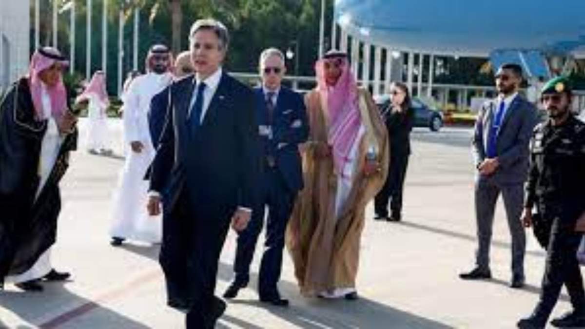 Antony Blinken camina a su llegada a Jeddah, Arabia Saudita, el 20 de marzo de 2024, la primera parada de su sexta gira por Oriente Medio desde que inició la guerra en curso en Gaza