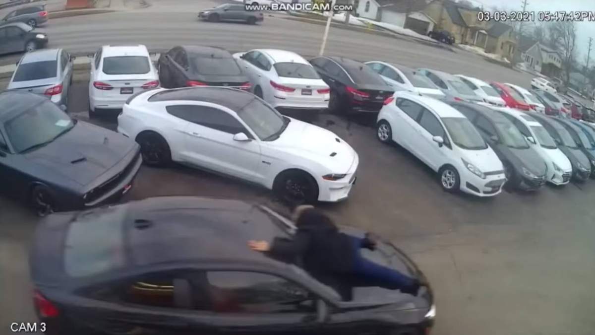 El momento en el que el vendedor intenta detener al ladrón