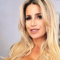 ¡Vergonzoso! Flor Peña quiso encender la noche con atrevido disfraz y no salió como esperaba
